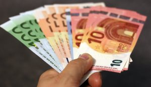Read more about the article NAGRADE ZA POSLOVNO USPEŠNOST V VIŠINI POVPREČNE PLAČE BREZ OBRAČUNA AKONTACIJE DOHODNINE